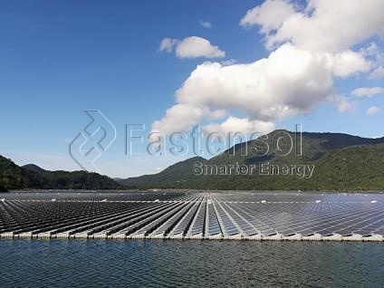 montaje de panel solar flotante