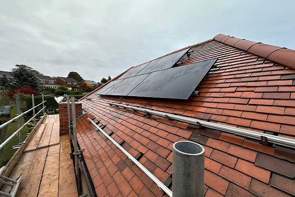 Gancho para tejas planas en techos inclinados