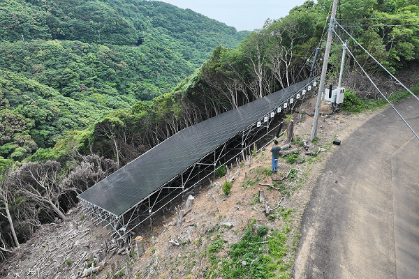 Sistema de montaje de tornillo de tierra de terreno de 300 KW en Japón
